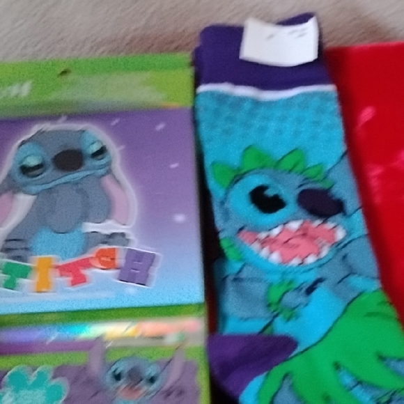 NWT Disney Stitch Shadow Pallet With Mirror+ Blue and Green Stitch Socks - Picture 13 of 13